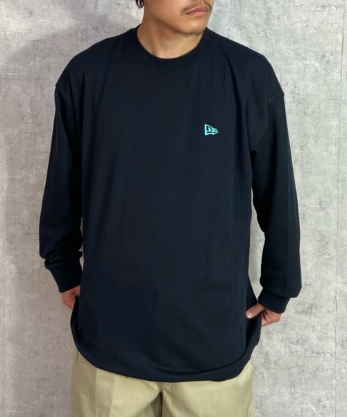 NEW ERA(ニューエラ)の「【ムラサキスポーツ別注】NEW ERA/ニューエラ オーバーサイズ バックプリントロンT クルーネックTシャツ/吸汗速乾 UVカット PA LS OS TEE PFMC VERT LOGO/13697253/13697254/13697255(Tシャツ/カットソー・メンズ・ブラック×ブルー/ホワイト/ブラック×ホワイト・M/L/XL/XXL)」の22枚目の写真