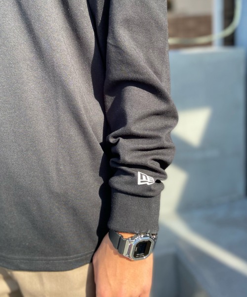 NEW ERA(ニューエラ)の「【ムラサキスポーツ別注】NEW ERA/ニューエラ オーバーサイズ バックプリントロンT クルーネックTシャツ/吸汗速乾 UVカット PA LS OS TEE PFMC VERT LOGO/13697253/13697254/13697255(Tシャツ/カットソー・メンズ・ブラック×ブルー/ホワイト/ブラック×ホワイト・M/L/XL/XXL)」の15枚目の写真