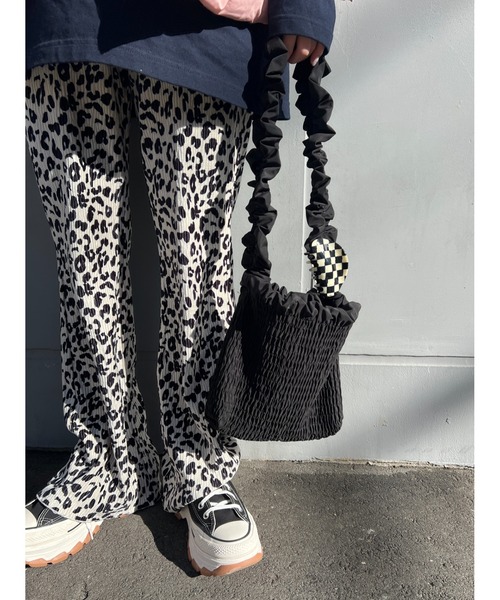 WC(ダブル シー)の「フリルシャーリングショルダー(ショルダーバッグ・レディース・グリーン/ブラック/アイボリー・FREE)」の8枚目の写真