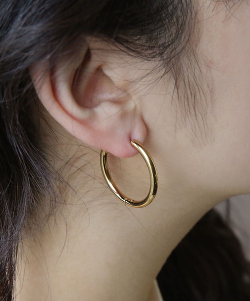 colleca la（コレカラ）の「[stainless] 30mm・ステンレスベーシックフープピアス〈金属アレルギー対応〉（ピアス（両耳用）・レディース・ゴールド/シルバー・FREE）」の5枚目の写真