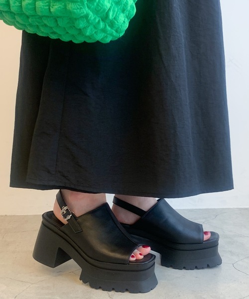 WEGO（ウィゴー）の「WEGO/ボリュームバルキーサンダル（サンダル・レディース・グレー/ブラック・MEDIUM/LARGE）」の5枚目の写真