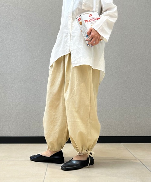 aimoha(アイモハ)の「ゆったりタック入りワイドパンツ(カーゴパンツ・レディース・ブラック/ベージュ・LARGE/MEDIUM/X-LARGE)」の2枚目の写真