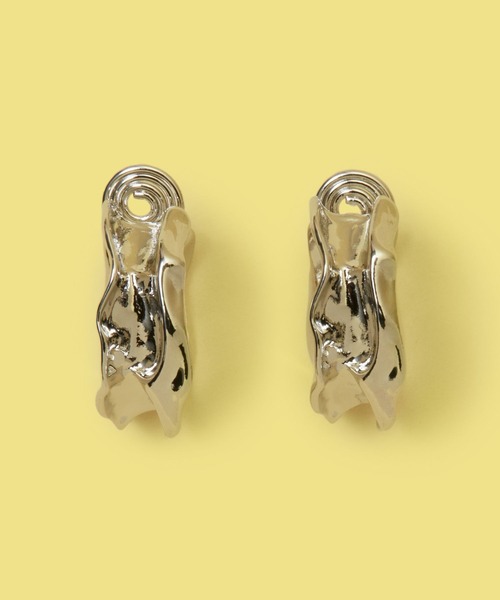 FOREVER 21(フォーエバー トゥエンティーワン)の「ウェーブフープイヤリング(イヤリング・レディース・シルバー・FREE)」の2枚目の写真