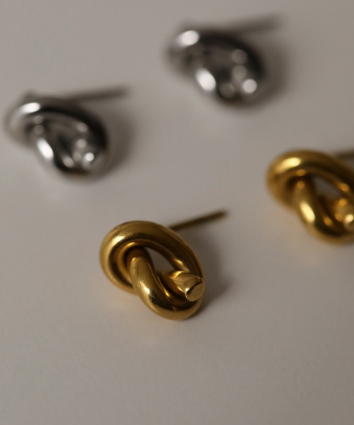 ORLEAN(オルレアン)の「金属アレルギー対応 ノットデザインピアス サージカルステンレス(ピアス(両耳用)・レディース・ゴールド/シルバー・フリー)」の4枚目の写真