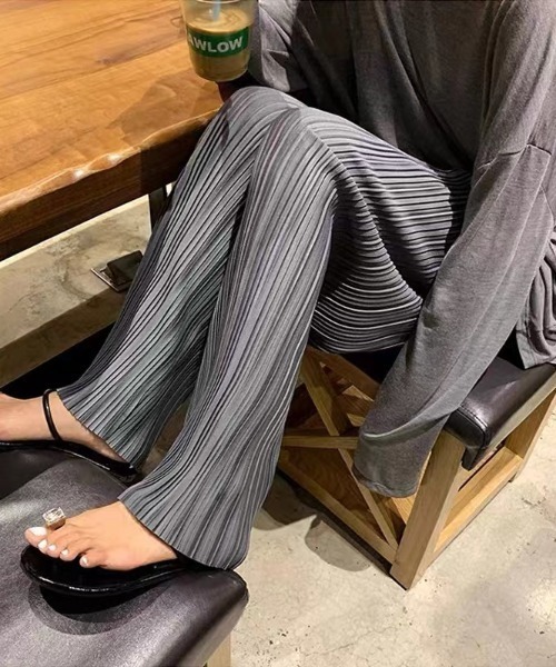 GEMEDA(ジェメダ)の「ウエストゴム プリーツストレートパンツ(その他パンツ・レディース・ブラック/ダークグレー・M)」の6枚目の写真