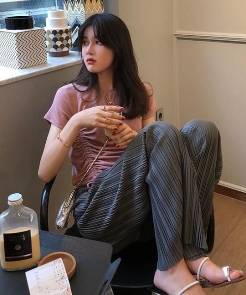 GEMEDA(ジェメダ)の「ウエストゴム プリーツストレートパンツ(その他パンツ・レディース・ブラック/ダークグレー・M)」の7枚目の写真