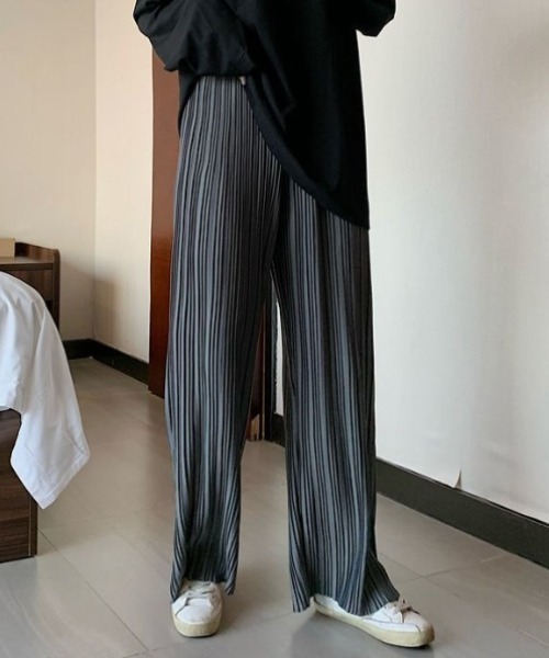 GEMEDA(ジェメダ)の「ウエストゴム プリーツストレートパンツ(その他パンツ・レディース・ブラック/ダークグレー・M)」の9枚目の写真