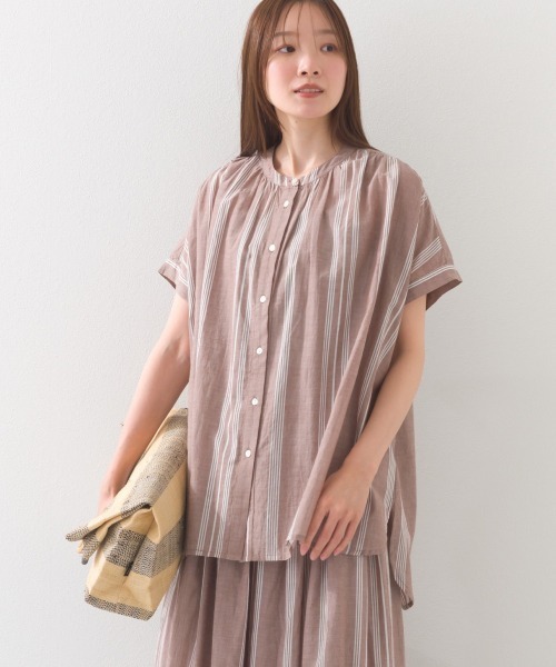 OMNES（オムネス）の「コットンボイル総柄ワイドシルエットギャザー半袖シャツ（シャツ/ブラウス・レディース・ブルー系その他/グリーン系その他/パープル/ブラック×ホワイト/ブラック×グリーン/アイボリー/パープル系その他/キナリ/ネイビー/ブラウン系その他/グリーン系その他2・FREE）」の6枚目の写真