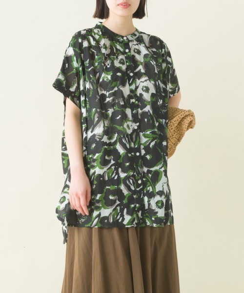 OMNES（オムネス）の「コットンボイル総柄ワイドシルエットギャザー半袖シャツ（シャツ/ブラウス・レディース・ブルー系その他/グリーン系その他/パープル/ブラック×ホワイト/ブラック×グリーン/アイボリー/パープル系その他/キナリ/ネイビー/ブラウン系その他/グリーン系その他2・FREE）」の5枚目の写真