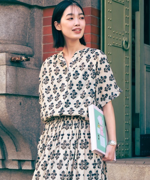 OMNES（オムネス）の「コットンボイル総柄ワイドシルエットギャザー半袖シャツ（シャツ/ブラウス・レディース・ブルー系その他/グリーン系その他/パープル/ブラック×ホワイト/ブラック×グリーン/アイボリー/パープル系その他/キナリ/ネイビー/ブラウン系その他/グリーン系その他2・FREE）」の3枚目の写真