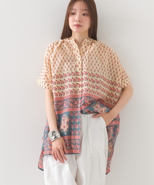 OMNES（オムネス）の「コットンボイル総柄ワイドシルエットギャザー半袖シャツ（シャツ/ブラウス・レディース・ブルー系その他/グリーン系その他/パープル/ブラック×ホワイト/ブラック×グリーン/アイボリー/パープル系その他/キナリ/ネイビー/ブラウン系その他/グリーン系その他2・FREE）」の2枚目の写真