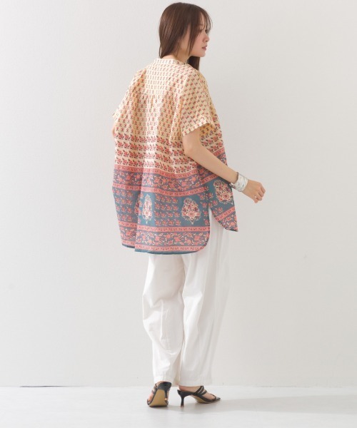 OMNES（オムネス）の「コットンボイル総柄ワイドシルエットギャザー半袖シャツ（シャツ/ブラウス・レディース・ブルー系その他/グリーン系その他/パープル/ブラック×ホワイト/ブラック×グリーン/アイボリー/パープル系その他/キナリ/ネイビー/ブラウン系その他/グリーン系その他2・FREE）」の16枚目の写真