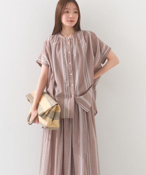 OMNES（オムネス）の「コットンボイル総柄ワイドシルエットギャザー半袖シャツ（シャツ/ブラウス・レディース・ブルー系その他/グリーン系その他/パープル/ブラック×ホワイト/ブラック×グリーン/アイボリー/パープル系その他/キナリ/ネイビー/ブラウン系その他/グリーン系その他2・FREE）」の17枚目の写真