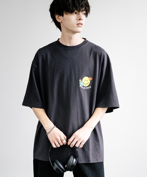 Rocky Monroe（ロッキーモンロー）の「SMILEY FACE スマイリーフェイス ワンポイントビッグシルエット半袖Ｔシャツ（Tシャツ/カットソー・メンズ・チャコール/ネイビー/イエロー/ホワイト×グレー/オフホワイト/ダークグリーン/ネイビー系/ホワイト×ブルー/ホワイト×グリーン/ホワイト×レッド/ブラック/ホワイト系・M/L）」の8枚目の写真