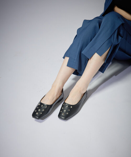 ear PAPILLONNER（イアパピヨネ）の「《本革》スクエアトゥ/スタッズパンプス【SUM1 STYLE(スミスタイル)】（パンプス・レディース・ブラック/キャメル・SMALL/LARGE/MEDIUM）」の9枚目の写真