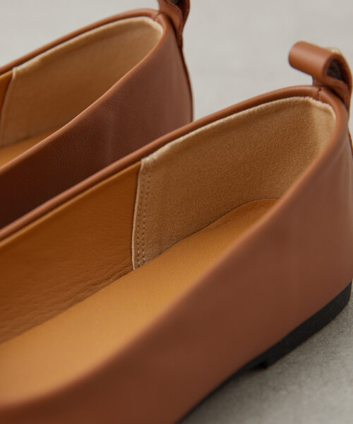 ear PAPILLONNER（イアパピヨネ）の「《本革》スクエアトゥ/スタッズ