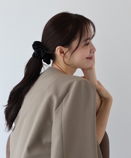 BLUEEAST（ブルーイースト）の「《シュシュランキング1位獲得！》スタッズベロアシュシュ（シュシュ・レディース・ブラック/ブラウン/グレー・FREE）」の2枚目の写真