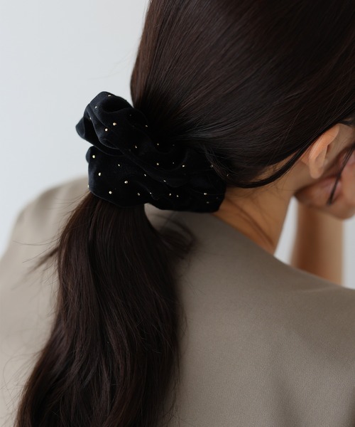 BLUEEAST（ブルーイースト）の「《シュシュランキング1位獲得！》スタッズベロアシュシュ（シュシュ・レディース・ブラック/ブラウン/グレー・FREE）」の5枚目の写真