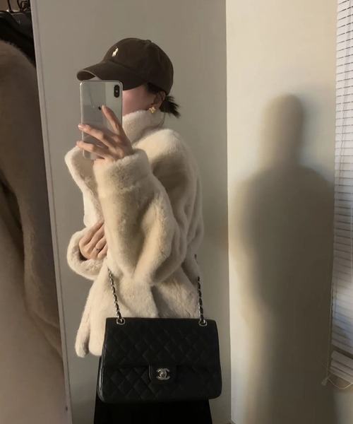 WEGO（ウィゴー）の「WEGO/【大人気】スタンドカラーふわもこフェイクファーショートジャケット（ブルゾン・レディース・ホワイト/ブラウン/ブラック・MEDIUM/LARGE）」の4枚目の写真