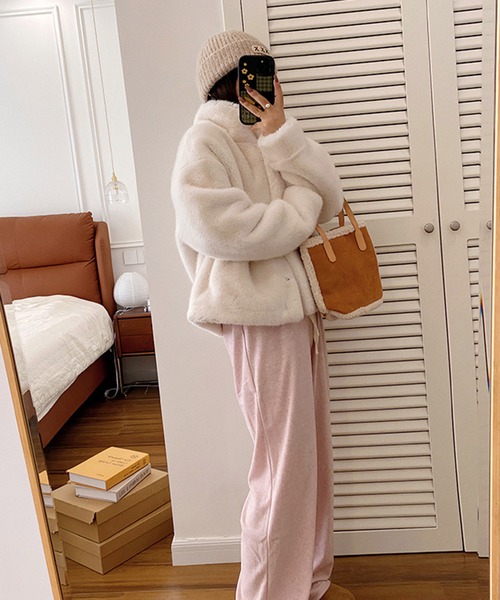 WEGO（ウィゴー）の「WEGO/【大人気】スタンドカラーふわもこフェイクファーショートジャケット（ブルゾン・レディース・ホワイト/ブラウン/ブラック・MEDIUM/LARGE）」の7枚目の写真