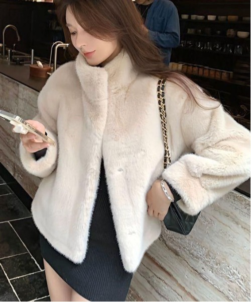 WEGO（ウィゴー）の「WEGO/【大人気】スタンドカラーふわもこフェイクファーショートジャケット（ブルゾン・レディース・ホワイト/ブラウン/ブラック・MEDIUM/LARGE）」の16枚目の写真