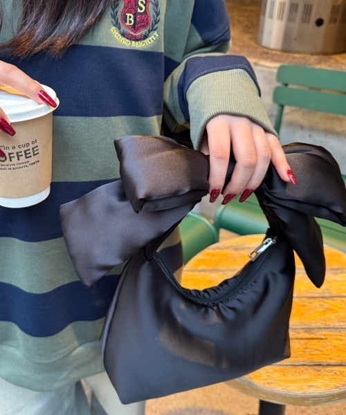 FOREVER 21(フォーエバー トゥエンティーワン)の「【2025SS】パファーリボンハンドルバッグ(ハンドバッグ・レディース・レオパード/イエロー/ブラック・FREE)」の2枚目の写真