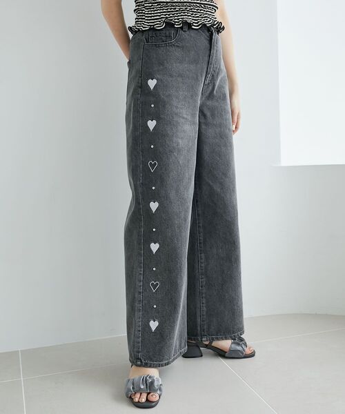 MAJESTIC LEGON（マジェスティックレゴン）の「リボンビジューデニムパンツ（デニムパンツ・レディース・グレー系その他/ブルー系その他3/グレー/サックスブルー/ピンク/ネイビー・SMALL/LARGE/MEDIUM）」の3枚目の写真