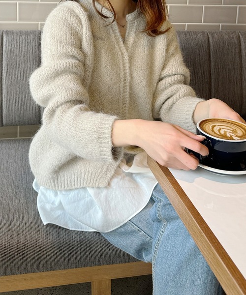 LE MORE（リモア）の「ヘンリーVネックカーディガン（カーディガン/ボレロ・レディース・ベージュ/アイボリー/チャコール・FREE）」の5枚目の写真