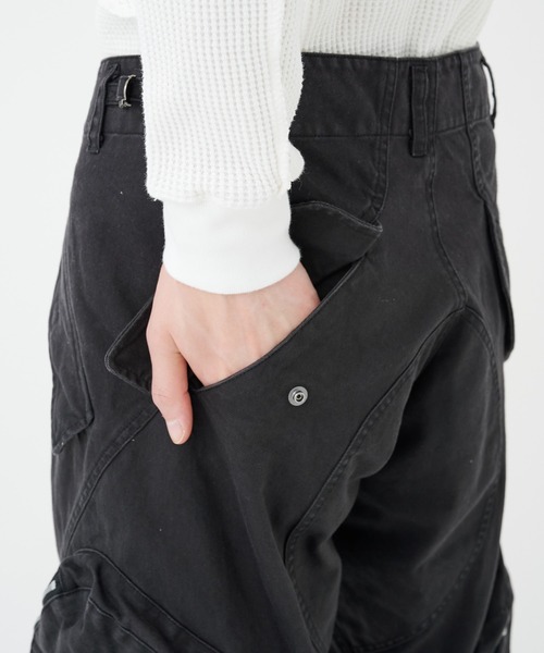 NVRFRGT(ネヴァーフォーゲット)の「3D Twisted Cargo Pants(カーゴパンツ・メンズ・ブラック/ベージュ系・1/2)」の6枚目の写真