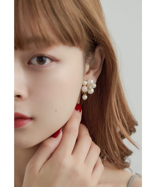 niana(ニアナ)の「フラワーパールイヤリング 花 大きめ 大ぶり ビジュー ゴールド シルバー 結婚式 二次会 同窓会 成人式 パーティー お呼ばれ オケージョン フォーマル(イヤリング・レディース・シルバー/ゴールド・FREE)」の2枚目の写真