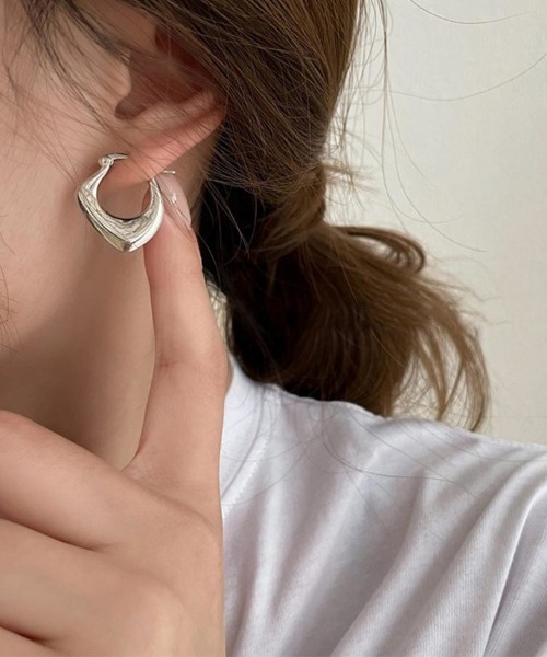 Forcement(フォースメント)の「ボリュームデザインフープピアス(ピアス(両耳用)・レディース・シルバー/ゴールド・ONESIZE)」の8枚目の写真