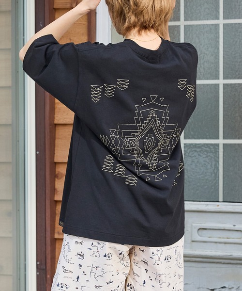 PENDLETON(ペンドルトン)の「PENDLETON/ペンドルトン ショートスリーブ バックエンブロイダリー Tシャツ(Tシャツ/カットソー・メンズ・オフホワイト/ブラック・MEDIUM/LARGE)」の2枚目の写真