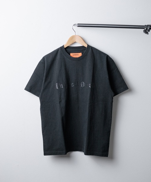 UNIVERSAL OVERALL（ユニバーサルオーバーオール）の「●UNIVERSAL OVERALL● OLD ENGLISH Logo Pigment TEE（Tシャツ/カットソー・レディース・ブラック/ブラック×ブラック・MEDIUM/LARGE/X-LARGE）」の2枚目の写真