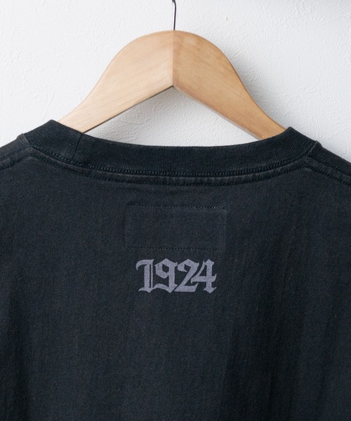 UNIVERSAL OVERALL（ユニバーサルオーバーオール）の「●UNIVERSAL OVERALL● OLD ENGLISH Logo Pigment TEE（Tシャツ/カットソー・レディース・ブラック/ブラック×ブラック・MEDIUM/LARGE/X-LARGE）」の4枚目の写真