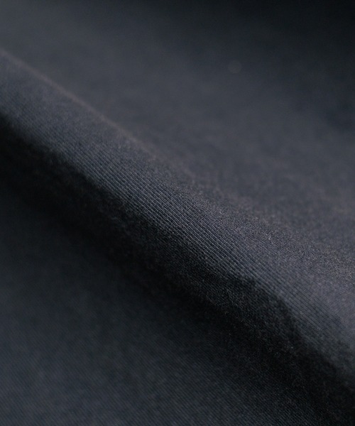 UNIVERSAL OVERALL（ユニバーサルオーバーオール）の「●UNIVERSAL OVERALL● OLD ENGLISH Logo Pigment TEE（Tシャツ/カットソー・レディース・ブラック/ブラック×ブラック・MEDIUM/LARGE/X-LARGE）」の9枚目の写真