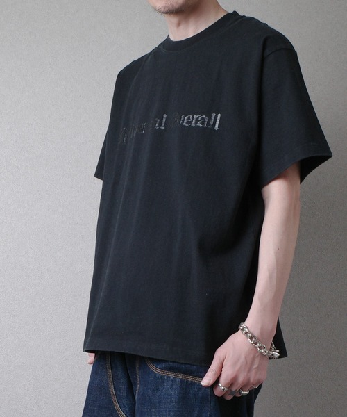 UNIVERSAL OVERALL（ユニバーサルオーバーオール）の「●UNIVERSAL OVERALL● OLD ENGLISH Logo Pigment TEE（Tシャツ/カットソー・レディース・ブラック/ブラック×ブラック・MEDIUM/LARGE/X-LARGE）」の11枚目の写真