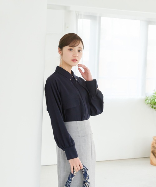Andemiu(アンデミュウ)の「ケープフウシャツ451394(シャツ/ブラウス・レディース・オフホワイト/ネイビー/ライトグレー・FREE)」の1枚目の写真