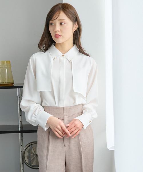 Andemiu(アンデミュウ)の「ケープフウシャツ451394(シャツ/ブラウス・レディース・オフホワイト/ネイビー/ライトグレー・FREE)」の2枚目の写真
