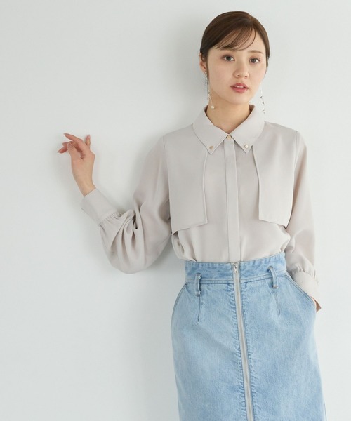 Andemiu(アンデミュウ)の「ケープフウシャツ451394(シャツ/ブラウス・レディース・オフホワイト/ネイビー/ライトグレー・FREE)」の3枚目の写真