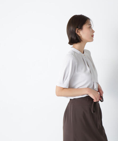 NATURAL BEAUTY BASIC（ナチュラルビューティーベーシック）の「◇ラッフルタイブラウス（シャツ/ブラウス・レディース・ダークブルー/グレイッシュベージュ/オフホワイト・SMALL/MEDIUM）」の4枚目の写真