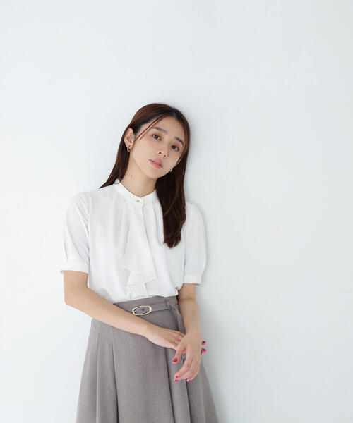 NATURAL BEAUTY BASIC（ナチュラルビューティーベーシック）の「◇ラッフルタイブラウス（シャツ/ブラウス・レディース・ダークブルー/グレイッシュベージュ/オフホワイト・SMALL/MEDIUM）」の2枚目の写真