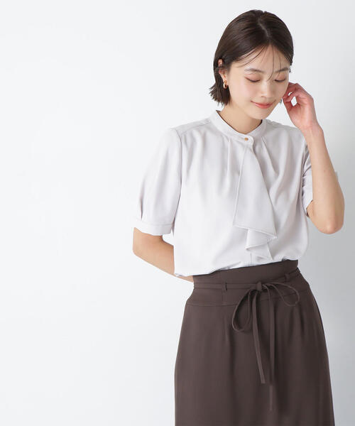 NATURAL BEAUTY BASIC（ナチュラルビューティーベーシック）の「◇ラッフルタイブラウス（シャツ/ブラウス・レディース・ダークブルー/グレイッシュベージュ/オフホワイト・SMALL/MEDIUM）」の3枚目の写真