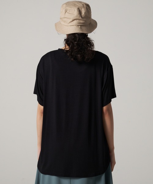 Eddie Bauer(エディーバウアー)の「Vネック チュニック Tシャツ(チュニック・レディース・ブラック/グレー/アイボリー・S/M/L/XL)」の12枚目の写真