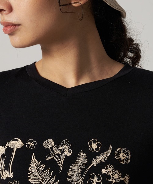 Eddie Bauer(エディーバウアー)の「Vネック チュニック Tシャツ(チュニック・レディース・ブラック/グレー/アイボリー・S/M/L/XL)」の13枚目の写真