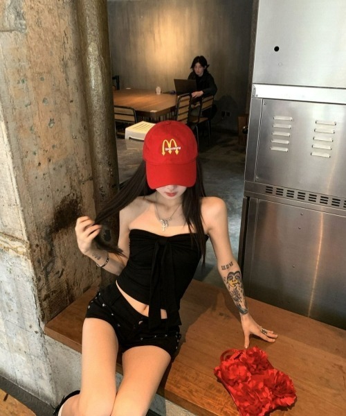 gossip！ロサンゼルス（ゴシップロサンゼルス）の「Y2Kガーリー＊ショート丈クロップドチューブトップ（チューブトップ・レディース・グレー/レッド/ブラック・FREE）」の18枚目の写真