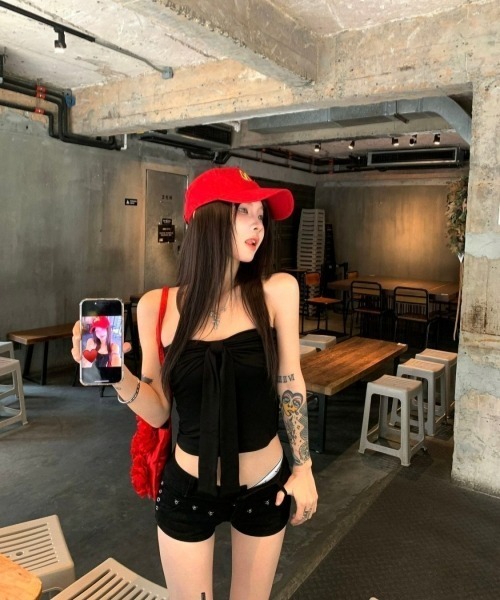 gossip！ロサンゼルス（ゴシップロサンゼルス）の「Y2Kガーリー＊ショート丈クロップドチューブトップ（チューブトップ・レディース・グレー/レッド/ブラック・FREE）」の19枚目の写真