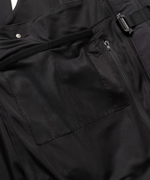 meanswhile(ミーンズワイル)の「Side Slit Paper Touch Luggage Vest(ベスト・メンズ・ブラック・2(M)/3(L))」の11枚目の写真