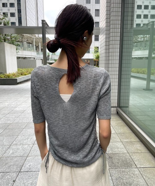 AIC.(エーアイシー)の「バックオープンシャーリングシアーリブトップス(その他トップス・レディース・チャコールグレー/オフホワイト・FREE)」の2枚目の写真
