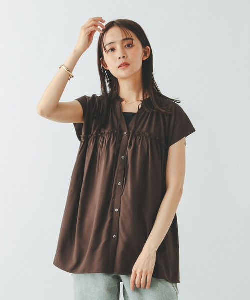 GLOBAL WORK（グローバルワーク）の「さらさらリラックスネックフリル/571309（シャツ/ブラウス・レディース・レッド/ネイビー/イエロー系その他4/グレイッシュベージュ/ストライプ/ダークブラウン・MEDIUM/LARGE）」の2枚目の写真