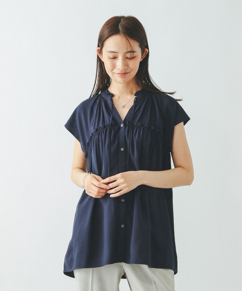 GLOBAL WORK（グローバルワーク）の「さらさらリラックスネックフリル/571309（シャツ/ブラウス・レディース・レッド/ネイビー/イエロー系その他4/グレイッシュベージュ/ストライプ/ダークブラウン・MEDIUM/LARGE）」の4枚目の写真